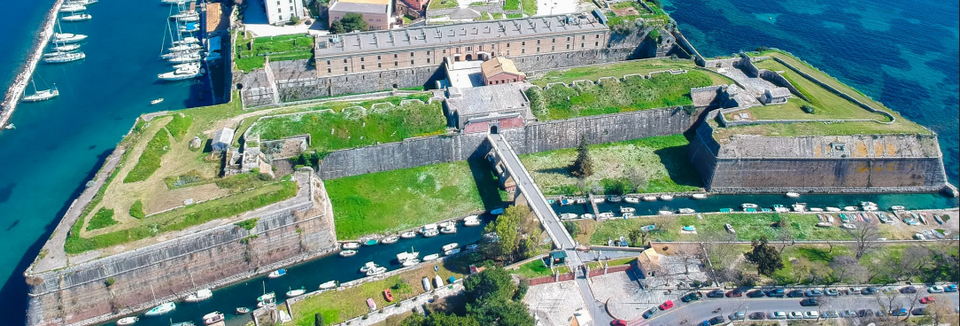 Άποψη του Παλαιού Φρουρίου και της γέφυρας από ψηλά