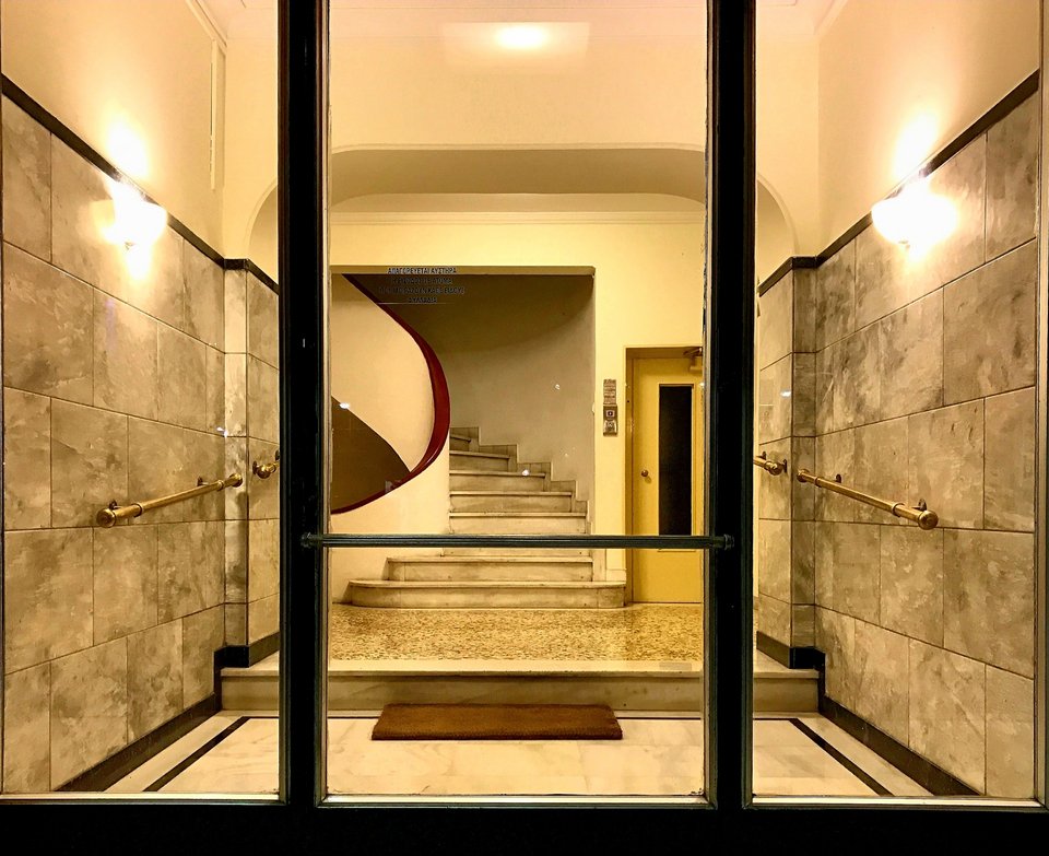 Είσοδος πολυκατοικίας στη Φωκίωνος Νέγρη 