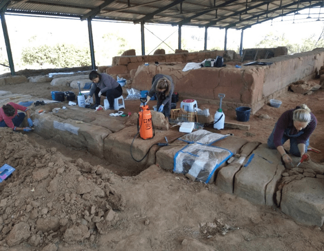 Εργασίες συντήρησης στον αρχαϊκό ναό του Απόλλωνος στην αρχαία θεσσαλική πόλη της Μητρόπολης