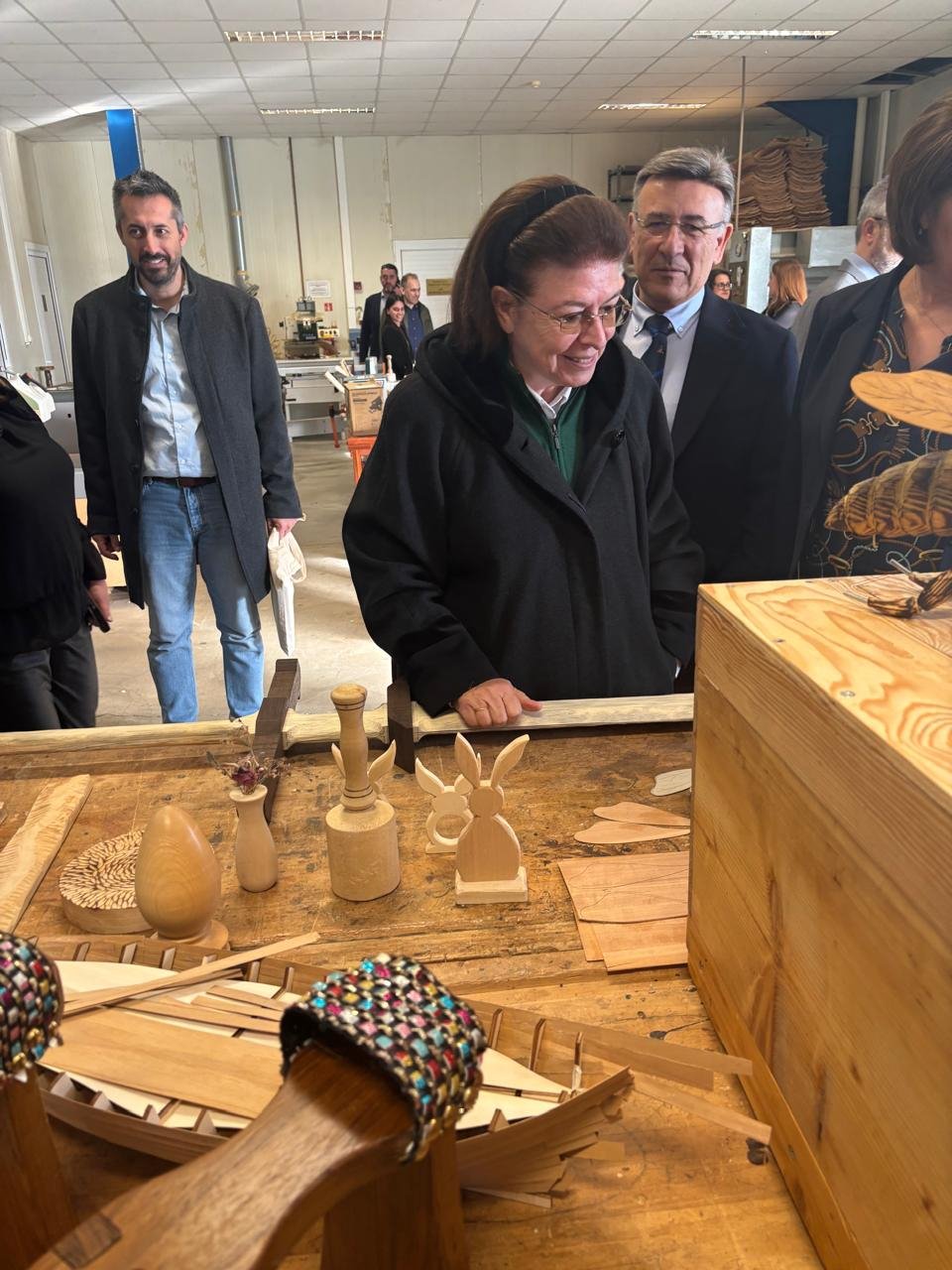 Η Λίνα Μενδώνη στη Δομή Ξυλοτεχνίας στην Καρδίτσα