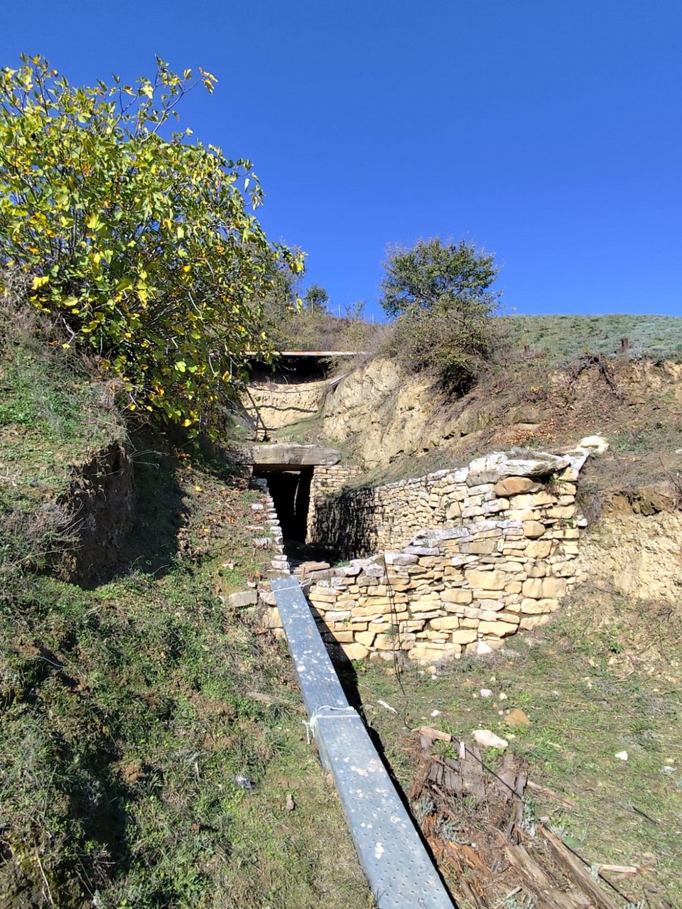 Η είσοδος του Θολωτού  Μυκηναϊκού Τάφου Γεωργικού – Ξινονερίου