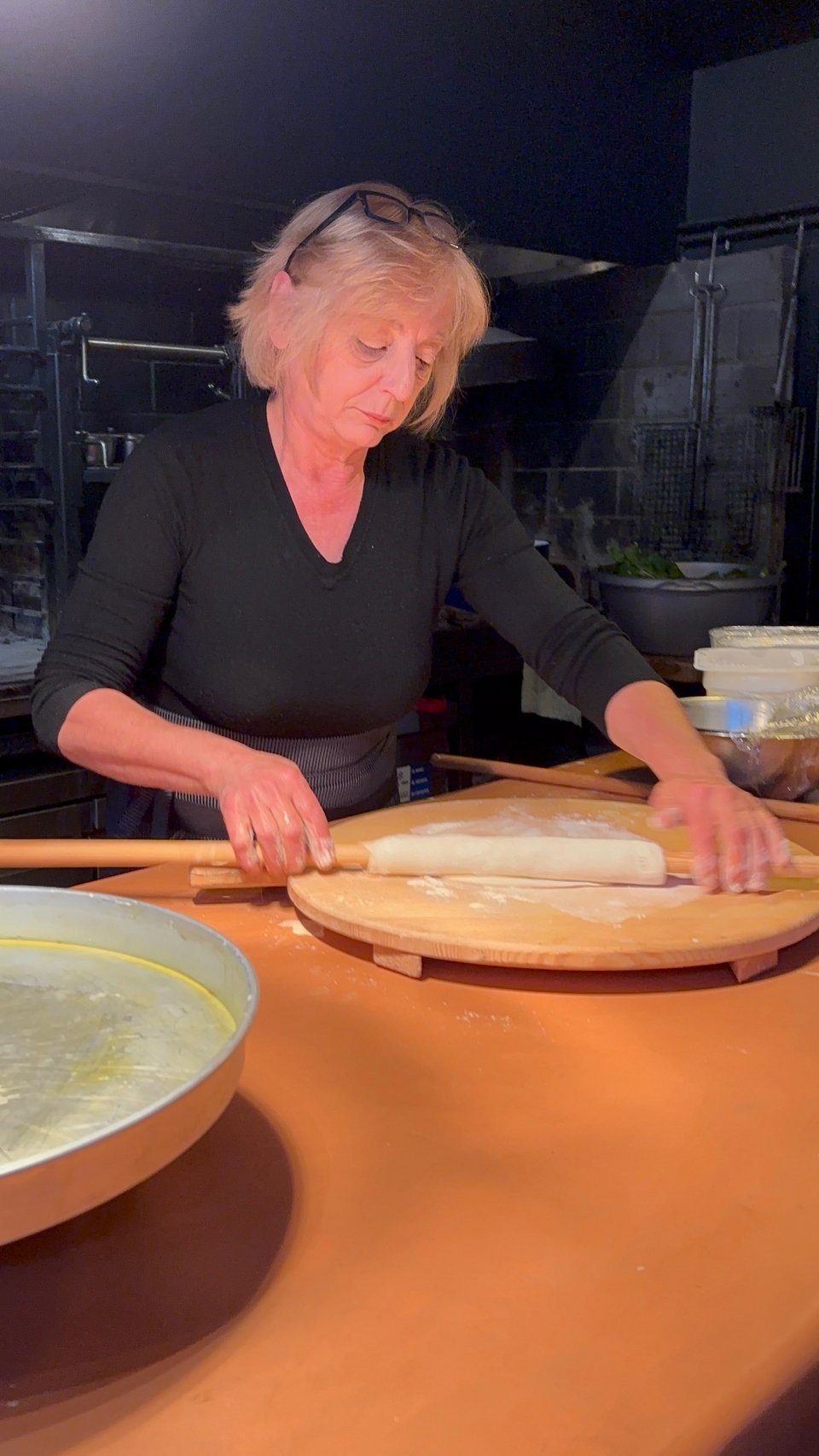Η ηπειρώτισα Σούλα του εστιατορίου Θαμών ανοίγει παραδοσιακό φύλλο για πίτες