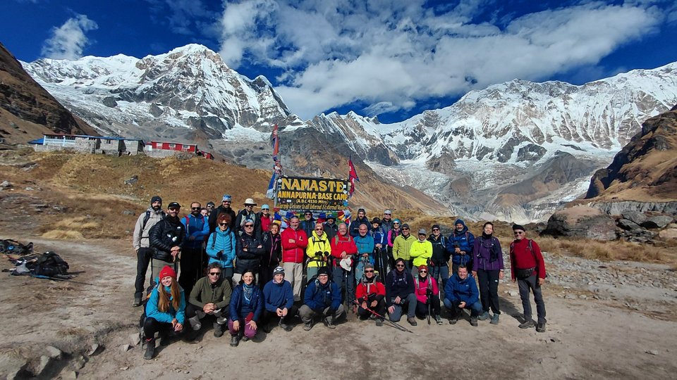 Η ομάδα των ορειβατών που πήρε μέρος στο επετειακό ταξίδι στην Αναπούρνα 40 χρόνια μετά την ελληνική αποστολή του 1985