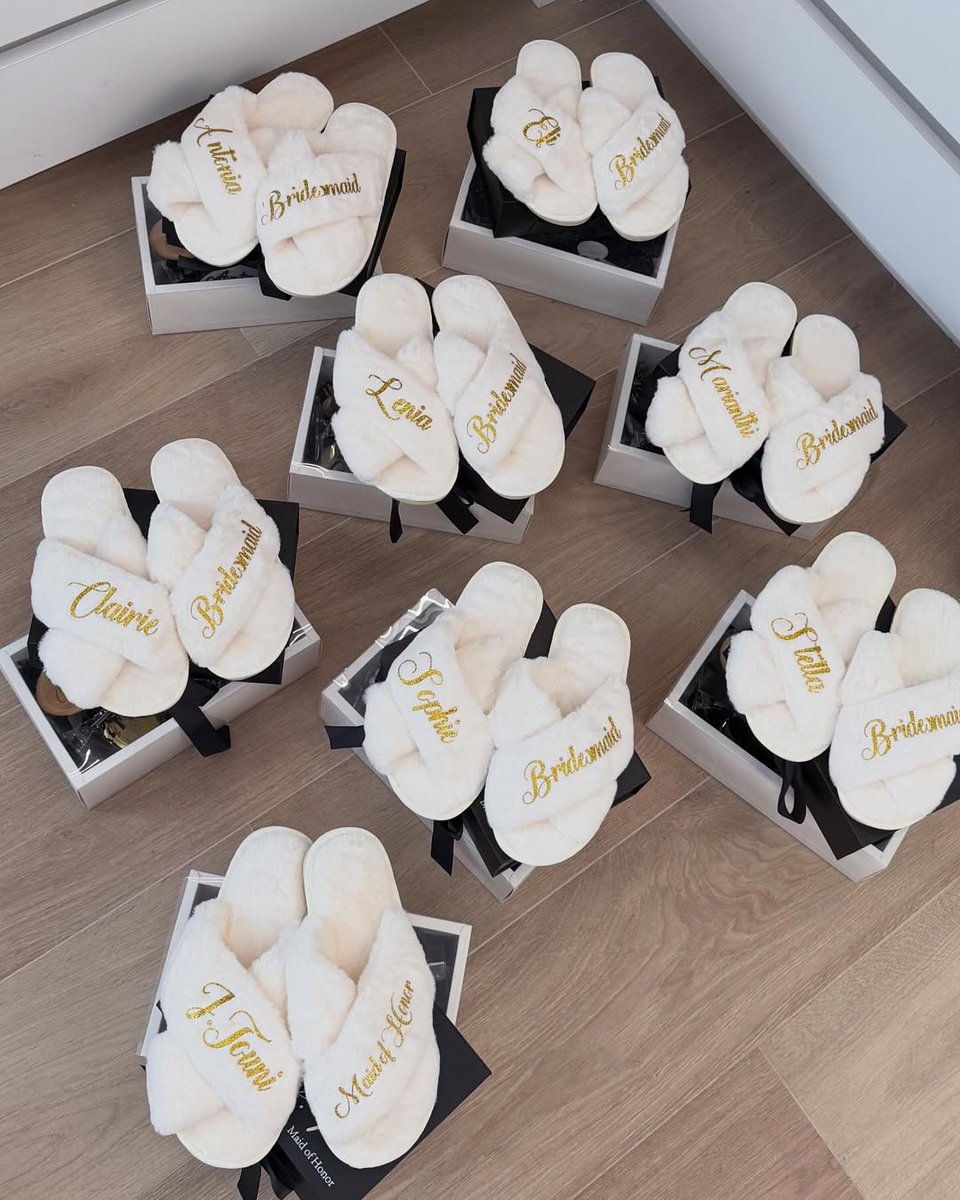 Οι λευκές παντόφλες με τα ονόματα