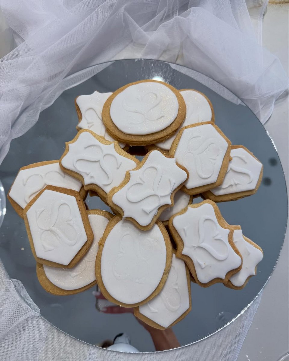 Μπισκότα με το μονόγραμμα των νεονύμφων