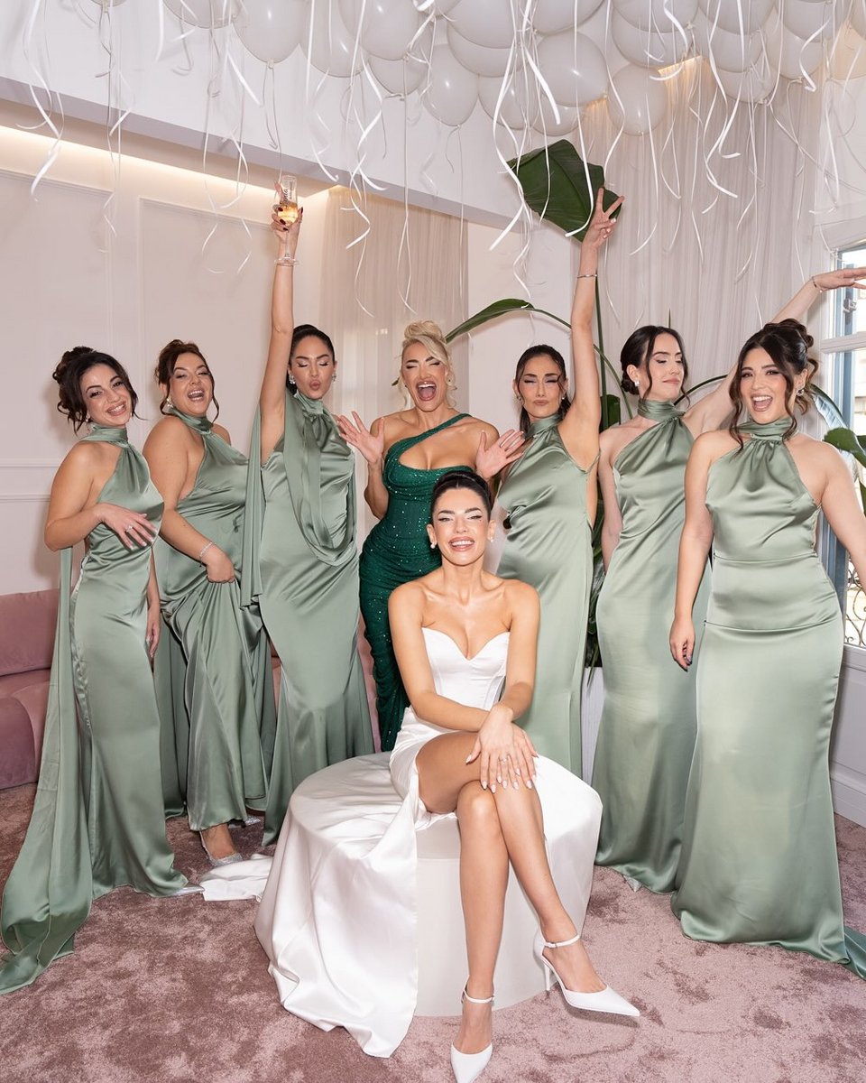 Η νύφη με τις φίλες της