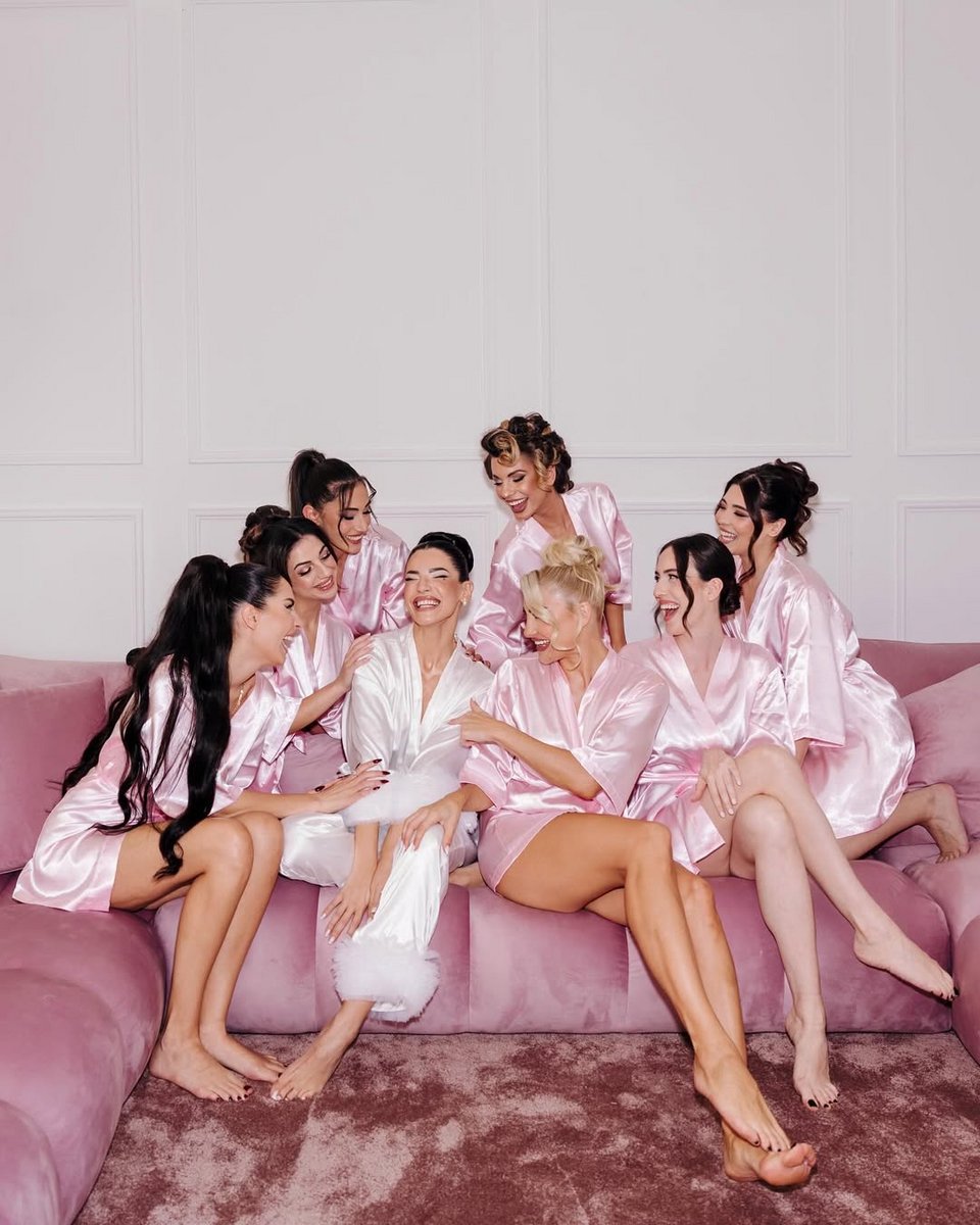 H Στέλλα Πάσσαρη με την κουμπάρα και τις παράνυμφές της 