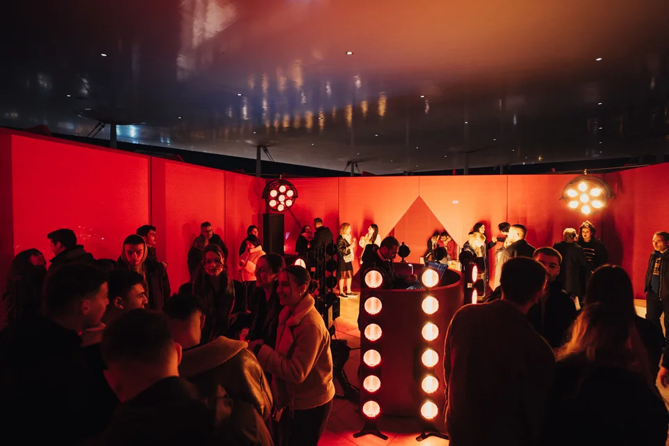 Με πανοραμική θέα -από τον Σαρωνικό μέχρι την Ακρόπολη- και φόντο τις φωτιστικές εγκαταστάσεις στο Πάρκο Σταύρος Νιάρχος, το 360° Pop-Up Bar, σχεδιασμένο από την αρχιτέκτονα–σκηνογράφο Ελίνα Λούκου, έρχεται από τις 21 Δεκεμβρίου έως τις 7 Ιανουαρίου