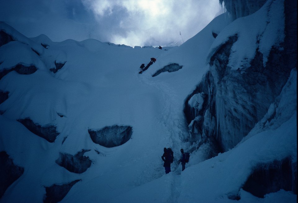 Λίγο μετά τη μοιραία χιονοστιβάδα μέλη της ελληνικής αποστολής αναζητούν τους συντρόφους τους