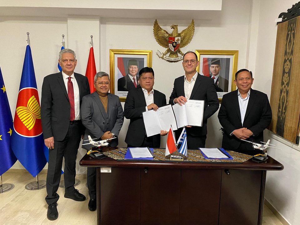 ﻿Κατά την υπογραφή της συμφωνίας - από αριστερά: Δημήτρης Καραντζάβελος, Πρόεδρος SCYTALYS, Dr. BebebA.K. NugrahaDjundjunan, Πρέσβης της Ινδονησίας στην Ελλάδα, GitaAmperiawan, Πρόεδρος &amp; CEO της PTDI, Γιώργος Μενεξής, CEO της SCYTALYS, και Αντιναύαρχος Dr. Irvansyah, Αρχηγός της Ακτοφυλακής της Δημοκρατίας της Ινδονησίας﻿