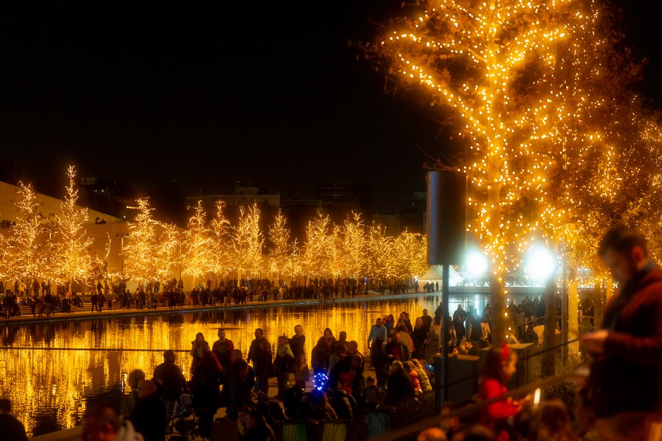 Φέτος τα Χριστούγεννα, από την Αίθουσα Σταύρος Νιάρχος και την Αγορά μέχρι τον Φάρο και τον Πευκώνα, το Κέντρο Πολιτισμού Ίδρυμα Σταύρος Νιάρχος (ΚΠΙΣΝ) πλημμυρίζει μουσική