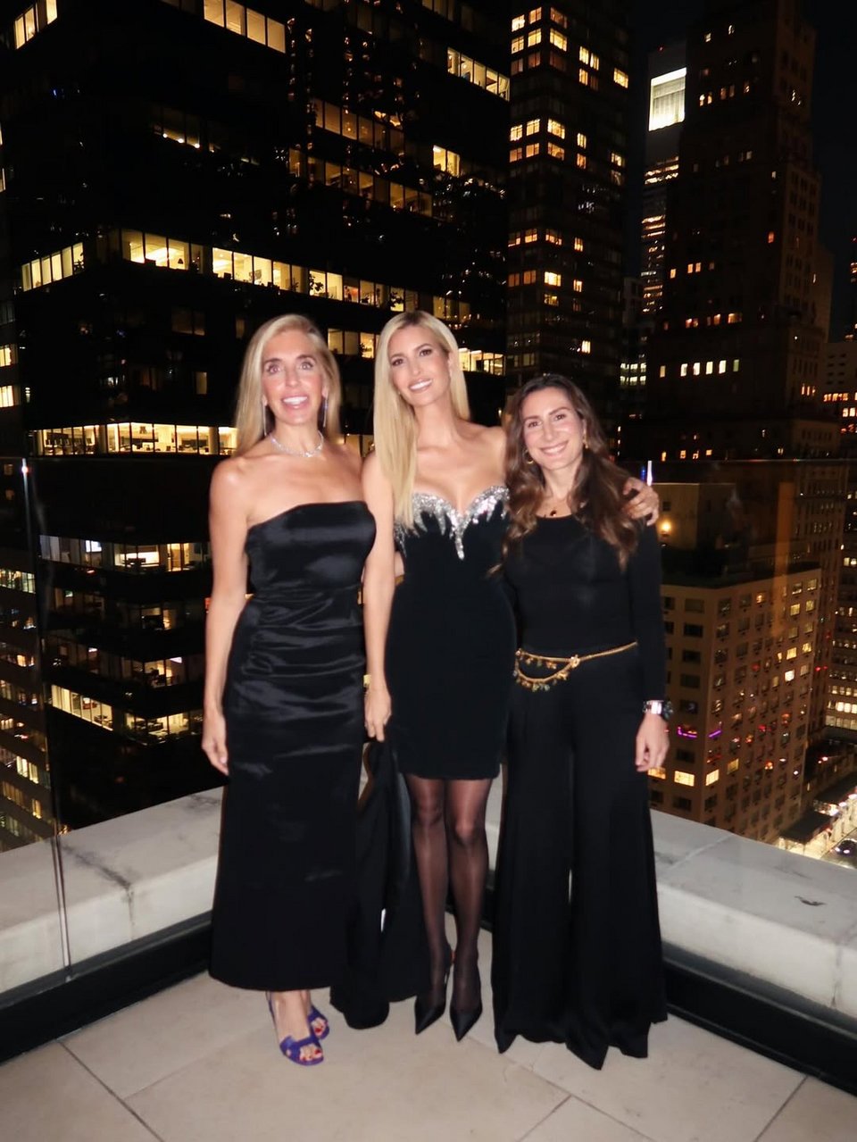 Η Ιβάνκα Τραμπ ποζάρει με τις φίλες της