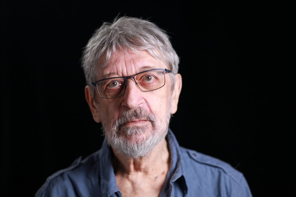 Το 1973, ο Βάτσλαβ Σβατάλ διατύπωσε το εξής απλό ερώτημα: σε έναν χώρο γεμάτο «γωνίες» και διαδρόμους πόσοι φύλακες χρειάζονται ώστε να μην υπάρχει ούτε ένα σημείο που να μη φαίνεται; / WIKIPEDIA  