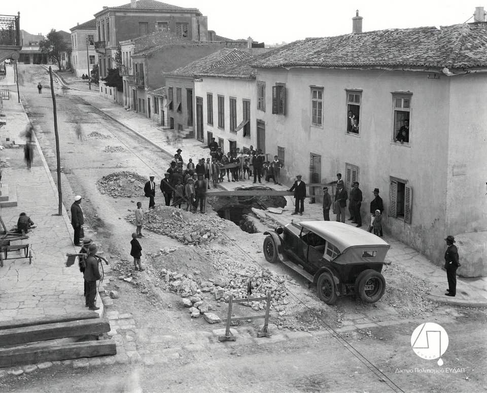 ﻿Επισκευές στο παλαιό δίκτυο ύδρευσης, 1926. Πηγή: Ιστορικό Αρχείο ΕΥΔΑΠ 