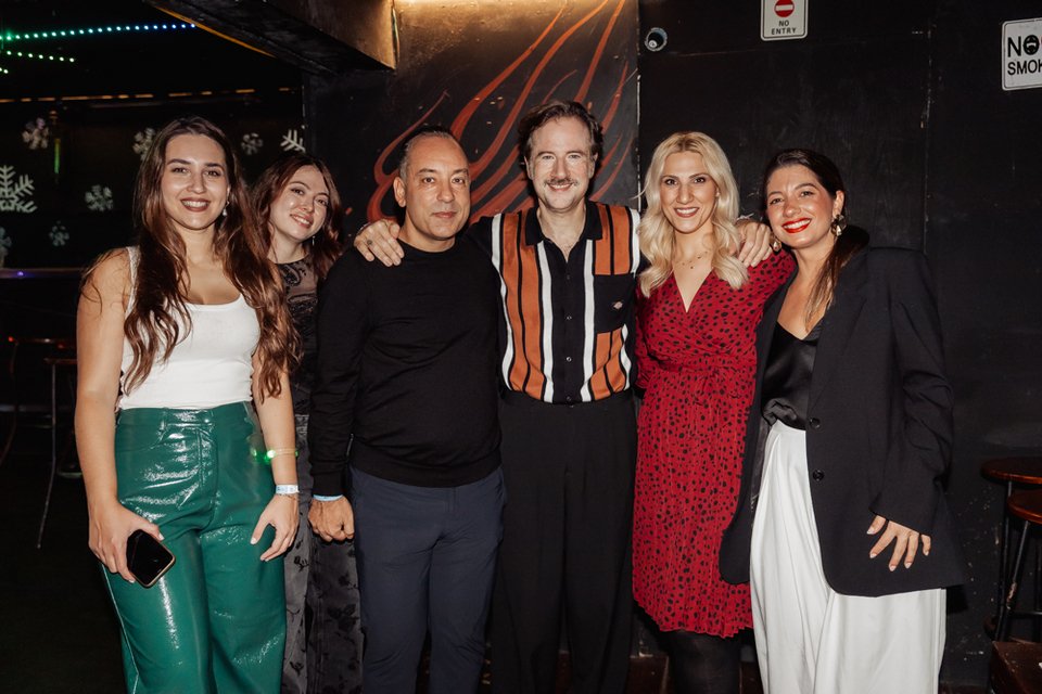 Τόνια Μουντοκαλάκη, Χριστίνα Σταματοπούλου, Μανώλης Σταυρουλάκης, Κωστής Μαραβέγιας, Αγάπη Γιαννακάκη και Εύα Βαζάκα 