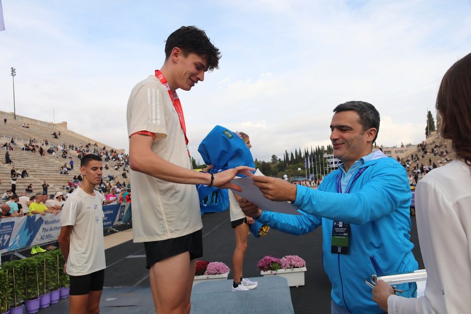 Ο Chief Sales, &amp; Marketing Play Stores, HL &amp; Operations Officer του ΟΠΑΠ, Ματθαίος Ματθαίου, βραβεύει τον Marius Abele, που τερμάτισε 2ος&nbsp;στον αγώνα 10χλμ ΟΠΑΠ 
