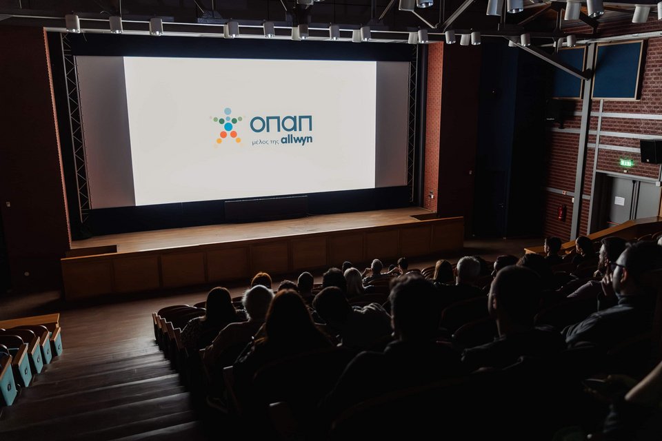 Κόσμος στην ειδική προβολή της ταινίας Grand Prix (1996) powered by ΟΠΑΠ 