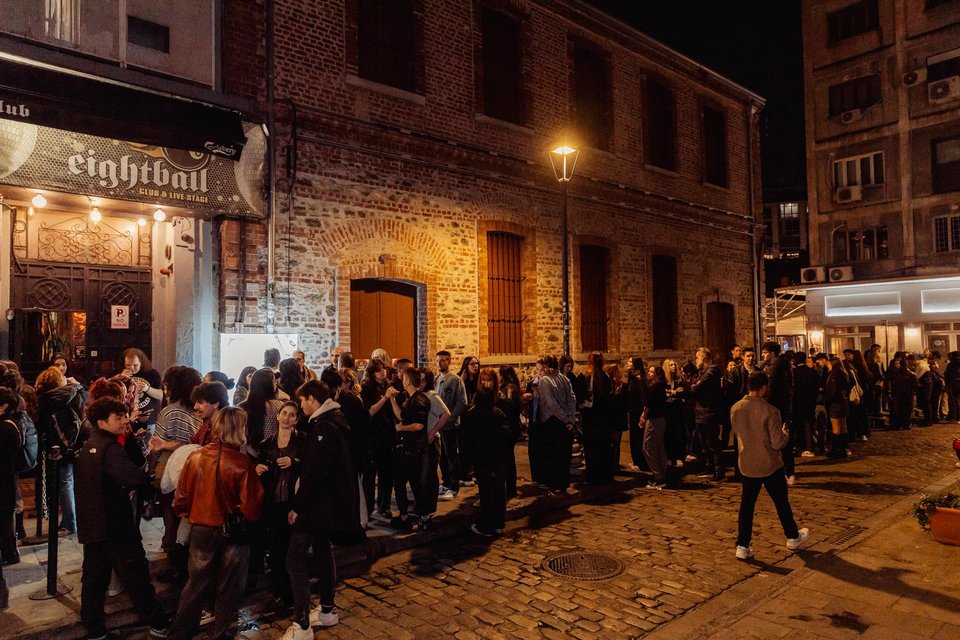 Ουρές κόσμου περιμένουν για το live με τον Κωστή Μαραβέγια powered by ΟΠΑΠ 