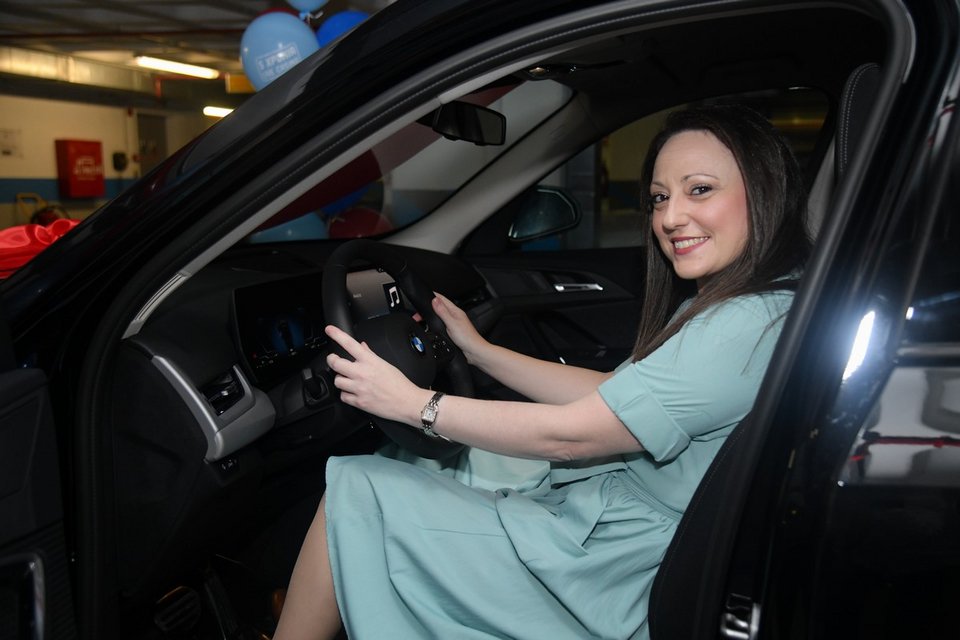 Η νικήτρια Α. Δημητρίου με το αυτοκίνητο που κέρδισε στον διαγωνισμό για τα 5 χρόνια του live casino του Pamestoixima.gr 