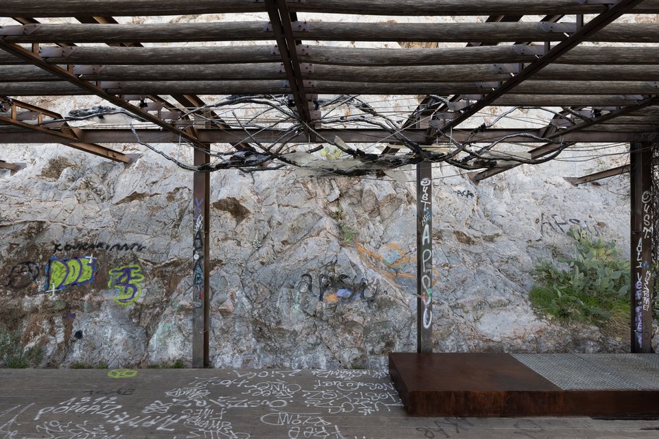 Athens Dies In Dreams At Sunrise , 2025. Σίδηρος, χυτοσίδηρος, μπρούτζος, χαλκός, αλουμίνιο, μαγνήτες, ρητίνη, άμμος, χαλίκια, ξύλο, ύφασμα. Ανάθεση νέου έργου από τον ΝΕΟΝ για το Έργο στην Πόλη 2025. Φωτογραφία © Ναταλία Τσουκαλά Ευγενική παραχώρηση ΝΕΟΝ και ο καλλιτέχνη