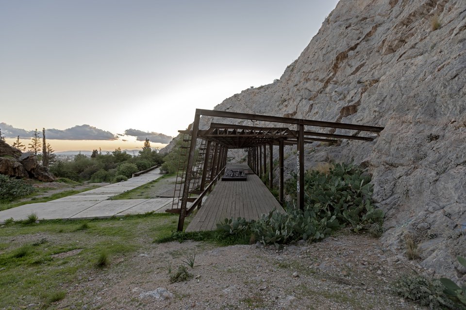 Athens Dies In Dreams At Sunrise , 2025. Σίδηρος, χυτοσίδηρος, μπρούτζος, χαλκός, αλουμίνιο, μαγνήτες, ρητίνη, άμμος, χαλίκια, ξύλο, ύφασμα. Ανάθεση νέου έργου από τον ΝΕΟΝ για το Έργο στην Πόλη 2025. Φωτογραφία © Ναταλία Τσουκαλά Ευγενική παραχώρηση ΝΕΟΝ και ο καλλιτέχνη