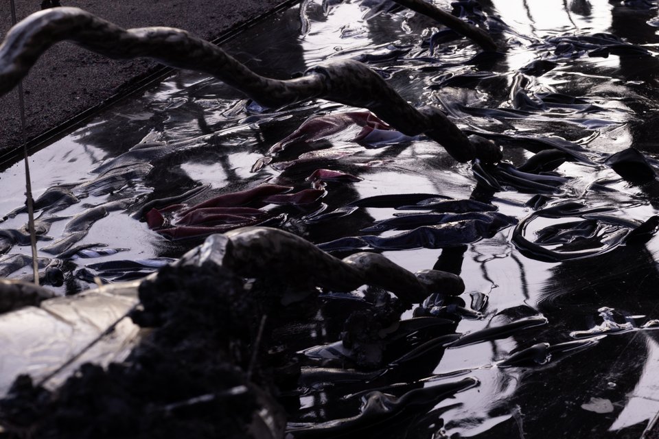 Athens Dies In Dreams At Sunrise , 2025. Σίδηρος, χυτοσίδηρος, μπρούτζος, χαλκός, αλουμίνιο, μαγνήτες, ρητίνη, άμμος, χαλίκια, ξύλο, ύφασμα. Ανάθεση νέου έργου από τον ΝΕΟΝ για το Έργο στην Πόλη 2025. Φωτογραφία © Ναταλία Τσουκαλά Ευγενική παραχώρηση ΝΕΟΝ και ο καλλιτέχνη