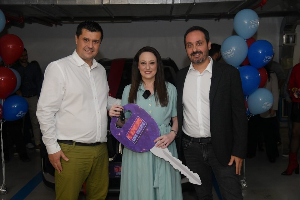 Ο Online Non Exclusive Products Director του ΟΠΑΠ, Γιώργος Ανέστης (αριστερά) και ο Chief Online Officer του ΟΠΑΠ, Γιάννης Πανόπουλος (δεξιά) με τη νικήτρια 