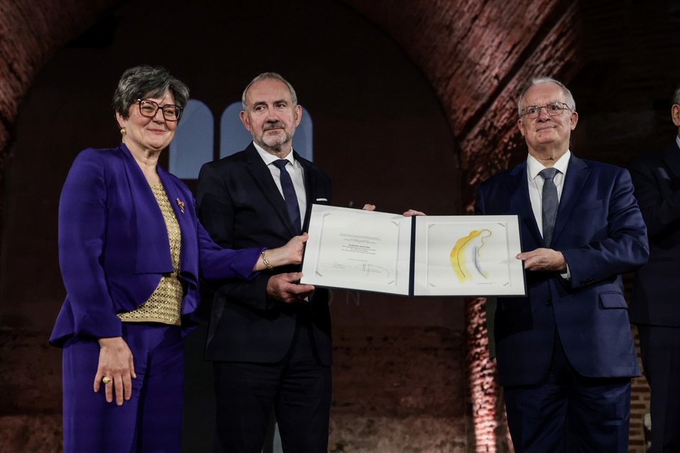 Ο Πρόεδρος της Δημοκρατίας Κωνσταντίνος Τασούλας απονέμει το βραβείο «Αυτοκράτειρα Θεοφανώ» στον εκτελεστικό πρόεδρο του Οργανισμού Europa Nostra, καθηγητή Hermann Parzinger, και στη γενική γραμματέα Sneška Quaedvlieg-Mihailovic / Φωτογραφία: Eurokinissi