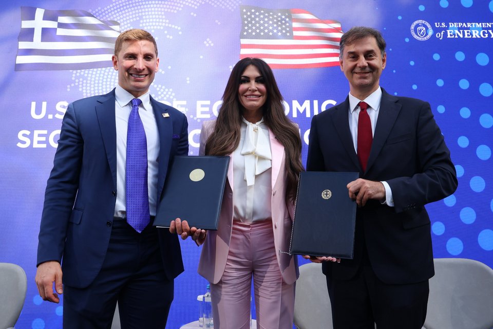 Ο υφυπουργός Εξωτερικών των ΗΠΑ Τζέικομπ Χέλμπεργκ, η Κίμπερλι Γκίλφοϊλ και ο υφυπουργός Εξωτερικών Χάρης Θεοχάρης / Φωτογραφία: IntimeNews/Ισμήνη Βλασσοπούλου