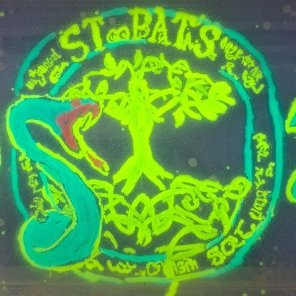 Αυτά θα είναι τα «χρώματά» του· ζωντανοί μικροοργανισμοί με ιστορία δεκάδων εκατομμυρίων ετών, επιστρατευμένοι για να φτιάξουν καρδιές του Αγίου Βαλεντίνου, μοτίβα και σπειροειδή σχήματα σε πιάτα Petri / FACEBOOK