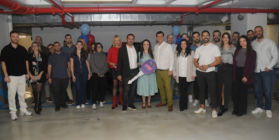 Η ομάδα του ΟΠΑΠ με τη νικήτρια του διαγωνισμού για τα 5 χρόνια του live casino του Pamestoixima.gr 