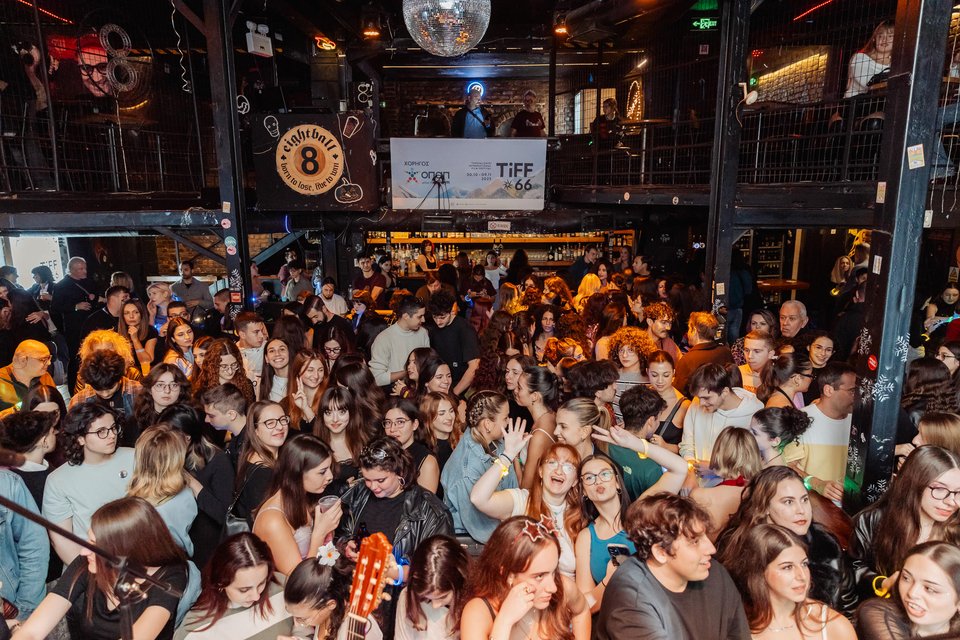 Το κατάμεστο Eighball Club 