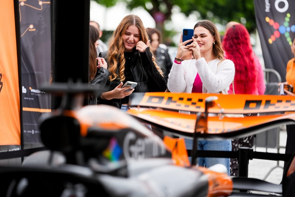 Αναμνηστικές φωτογραφίες στο μοναδικό για τα ελληνικά δεδομένα Roadshow 