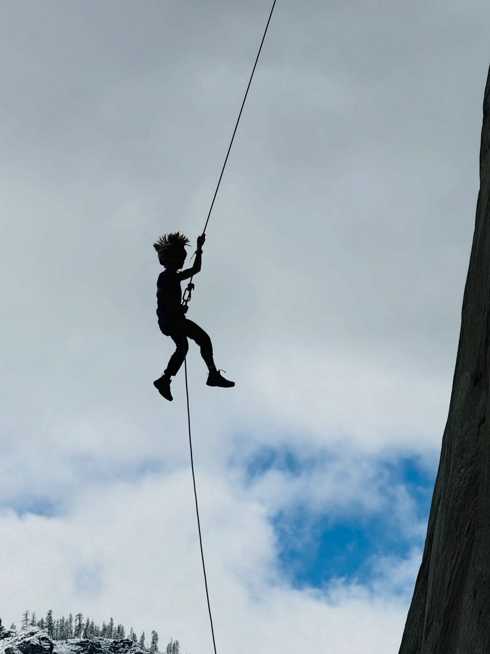 Παρά τις αντιδράσεις που κατά καιρούς δέχθηκαν από την αναρριχητική κοινότητα -ότι τα παιδιά δεν «ανεβαίνουν» πραγματικά, αλλά «τραβιούνται» με σχοινί-, η οικογένεια δεν απολογείται / FACEBOOK