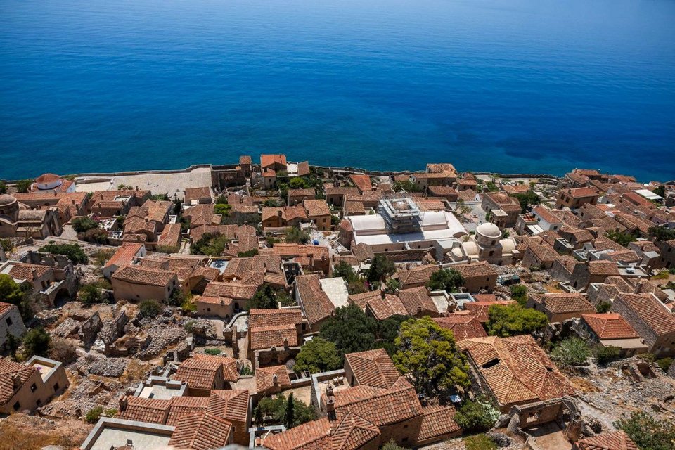 Στα μάτια της Μέντελσον, η επιλογή ήταν αποτυχία από την αρχή. Τι σχέση είχε η τεχνητή νοημοσύνη με τη γοητεία των ελληνικών χωριών, με τις κυρίες που μαλώνουν για τις ελιές / FACEBOOK