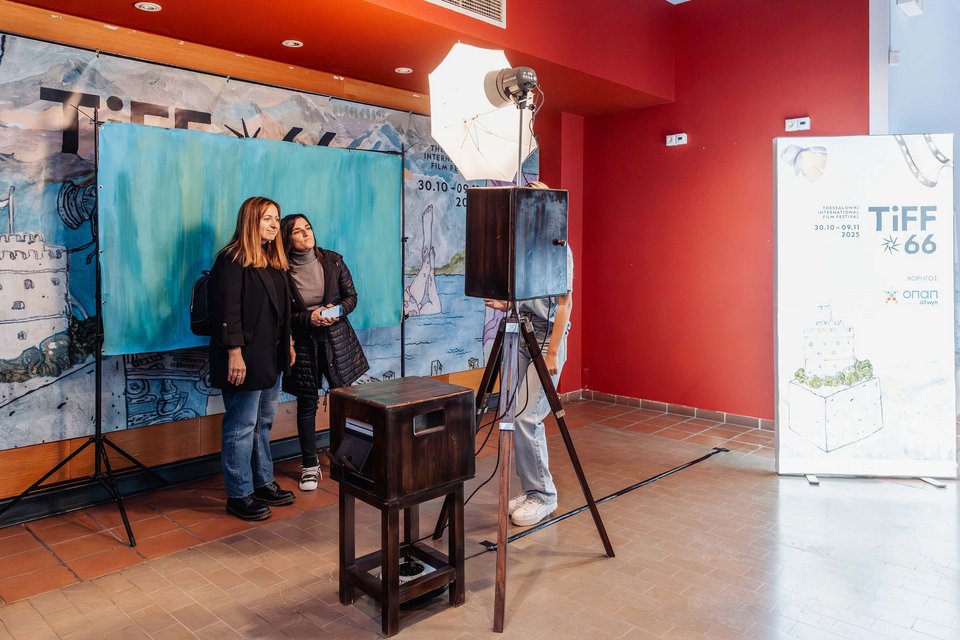 Κόσμος φωτογραφίζεται στο photobooth του ΟΠΑΠ 