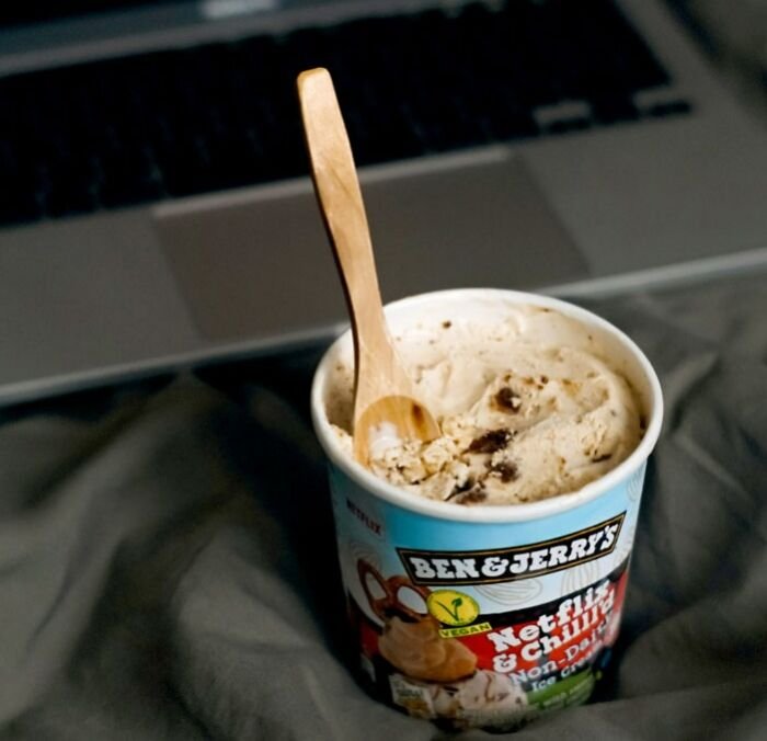 Οι ένοχες απολαύσεις αποτελούν ένα «εργαστήριο» όπου μπορούμε να παρατηρήσουμε πώς ο άνθρωπος ισορροπεί ανάμεσα στην επιθυμία και την αυτοεικόνα του, ανάμεσα στο ποιος είναι και στο ποιος θα ήθελε να είναι / ISTOCK