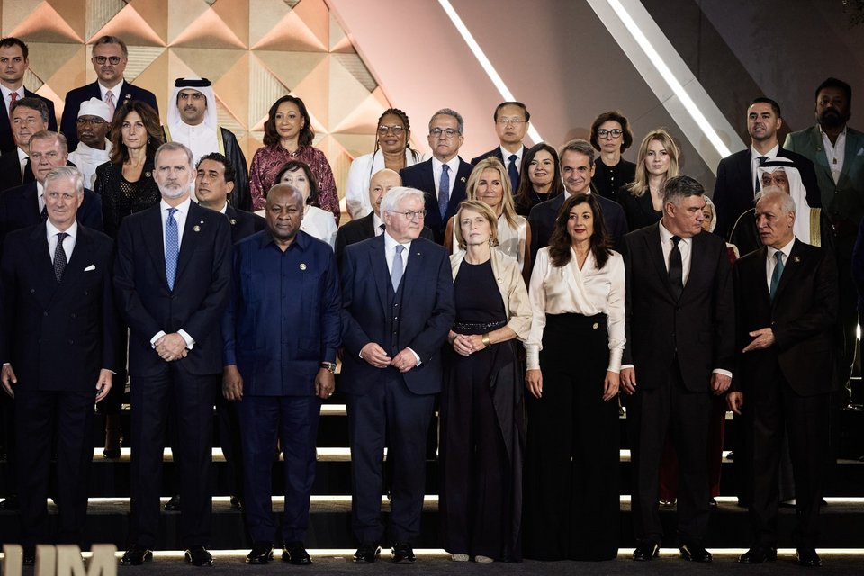 Ο βασιλιάς του Βελγίου, Φίλιππος, ο βασιλιάς της Ισπανίας, Φελίπε και ο πρόεδρος της Γερμανίας Φρανκ-Βάλτερ Σταϊνμάιερ, πιο πίσω ο Ματέο Ρέντσι