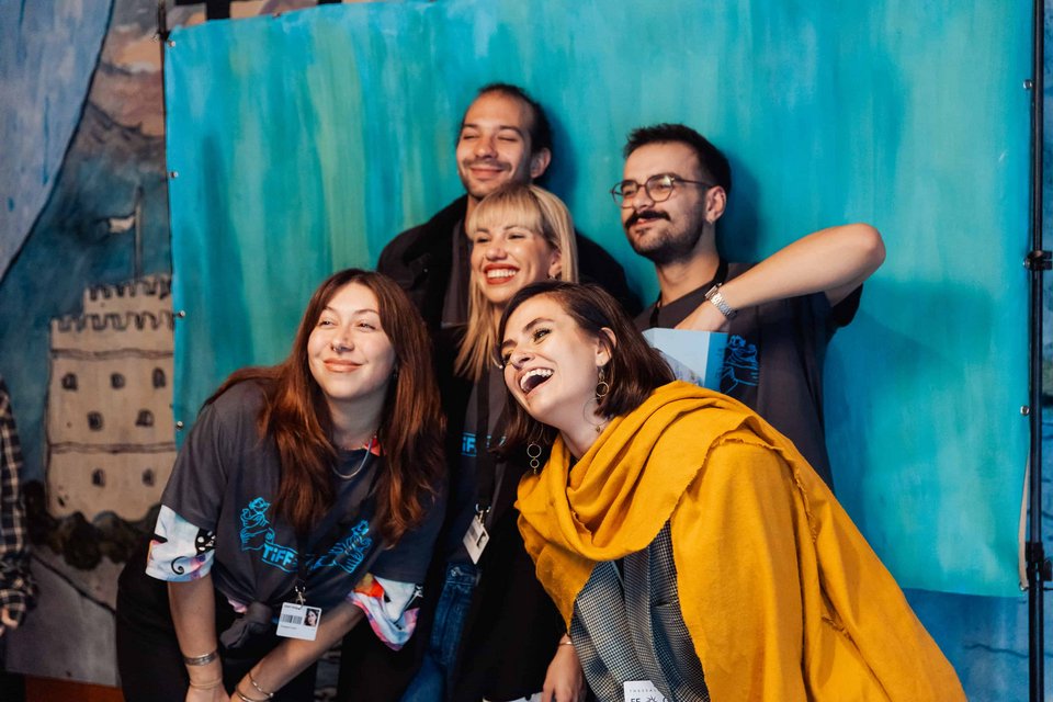 Κόσμος φωτογραφίζεται στο photobooth του ΟΠΑΠ 