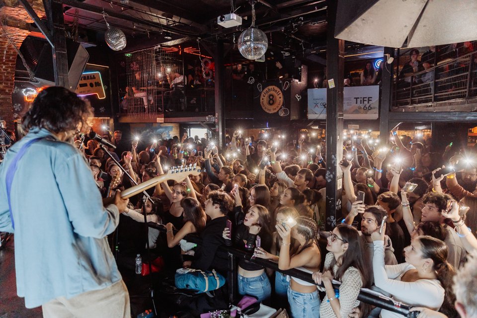 Ο κόσμος διασκεδάζει στο live powered by ΟΠΑΠ 