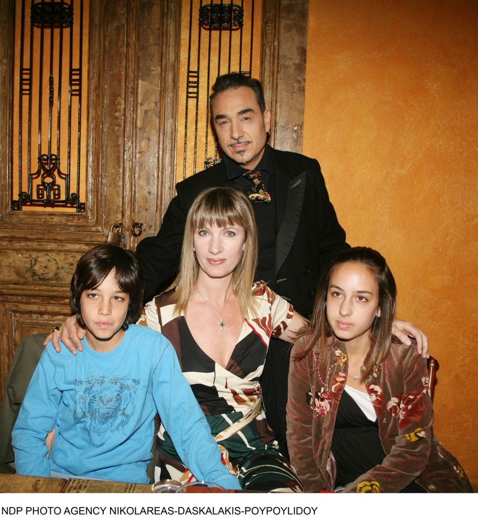 Ο Νότης Σφακιανάκης με τη σύζυγό του, Κίλι και τα παιδιά τους, Απόλλωνα και Αφροδίτη, το 2007