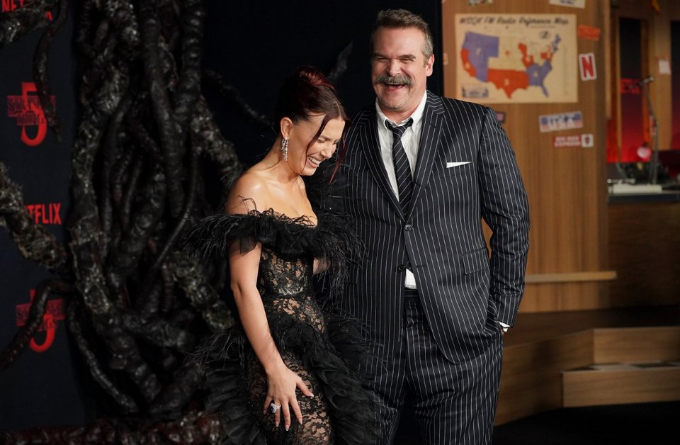 Μίλι Μπόμπι Μπράουν και Ντέιβιντ Χάρμπουρ