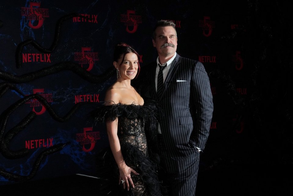 Μίλι Μπόμπι Μπράουν και Ντέιβιντ Χάρμπουρ