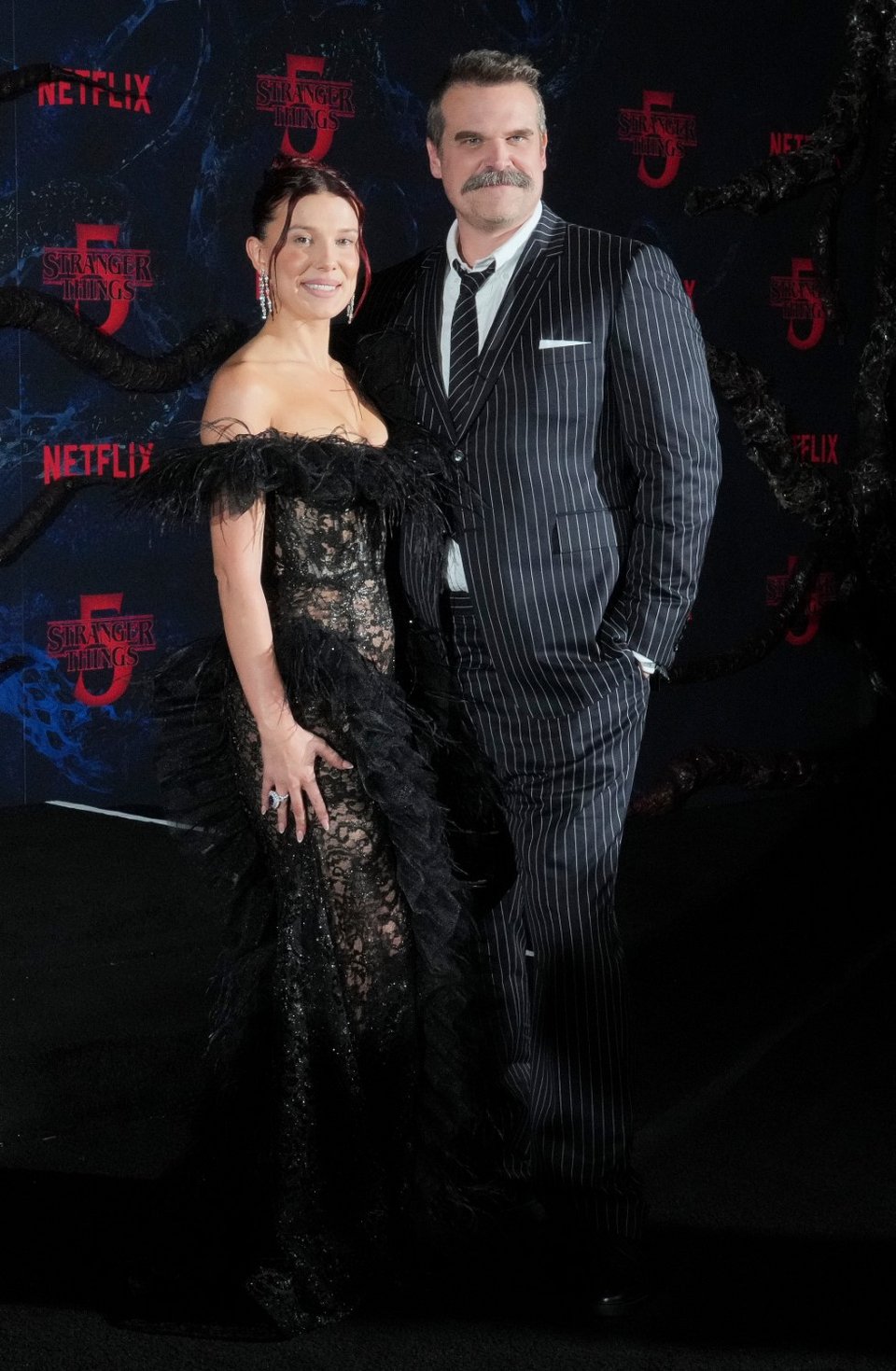 Μίλι Μπόμπι Μπράουν και Ντέιβιντ Χάρμπουρ