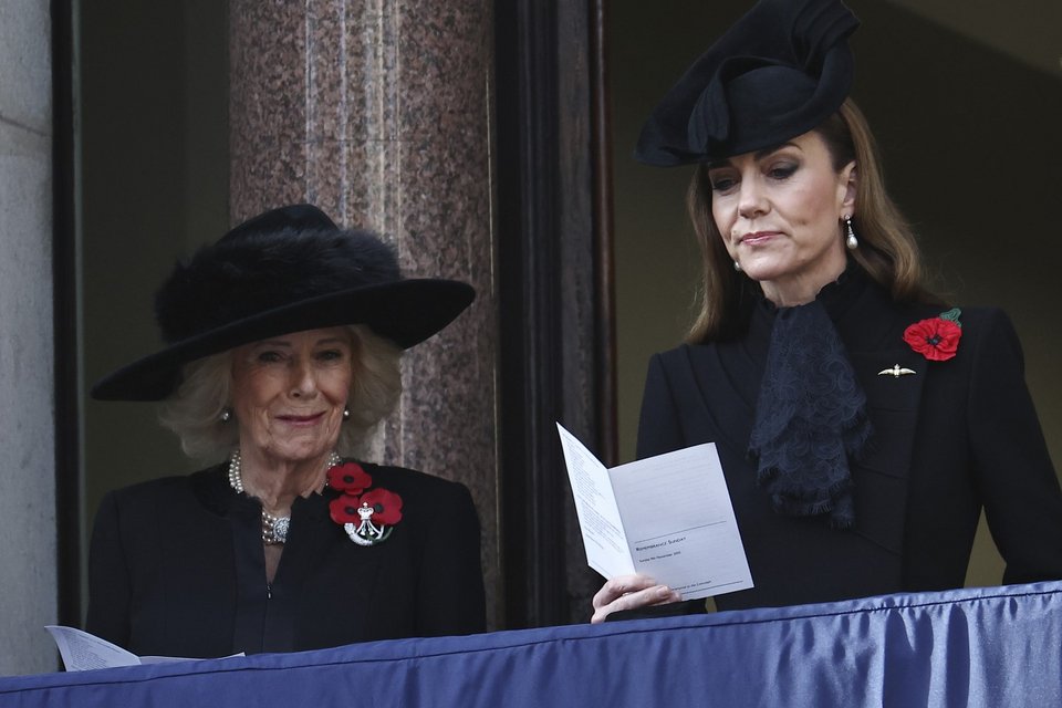 Καμίλα και Κέιτ χαμογελούν