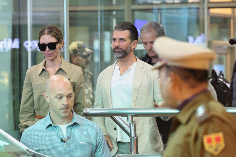 Ο Ντον Τραμπ Τζ. με την σύντροφό του Μπετίνα Άντερσον φτάνουν στην Ινδία