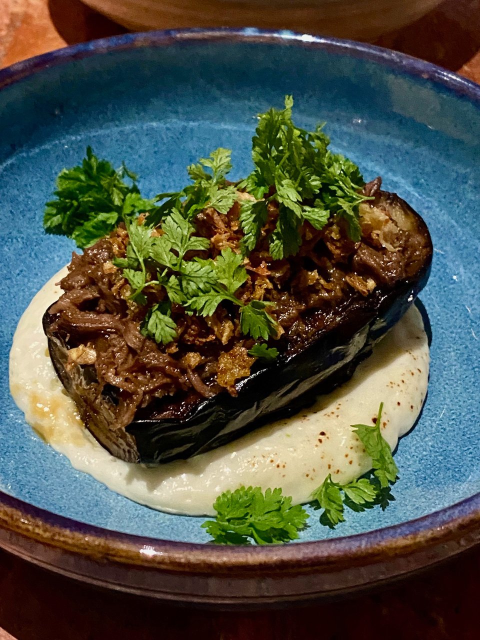 Mελιτζάνα με miso, μοσχάρι και μπεσαμέλ κατσικίσιου τυριού / Φωτογραφία: iefimerida.gr 