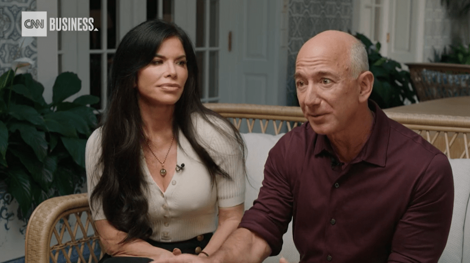 Στιγμιότυπο από τη συνέντευξη που έδωσαν το 2022 στο CNN ο Τζεφ Μπέζος με τη σύντροφό του Λόρεν Σάντσες
