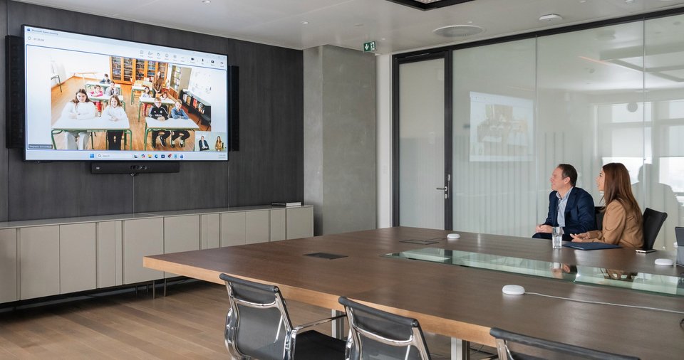 H Υπουργός Παιδείας, Σοφία Ζαχαράκη μαζί με τον Πρόεδρο και Διευθύνοντα Σύμβουλο του Ομίλου ΟΤΕ, Κώστα Νεμπή συνομιλούν διαδικτυακά με μαθητές του Δημοτικού Σχολείου στο Σκεπαστό Καλαβρύτων σχετικά με τις δυνατότητες που προσφέρει το γρήγορο ίντερνετ. 