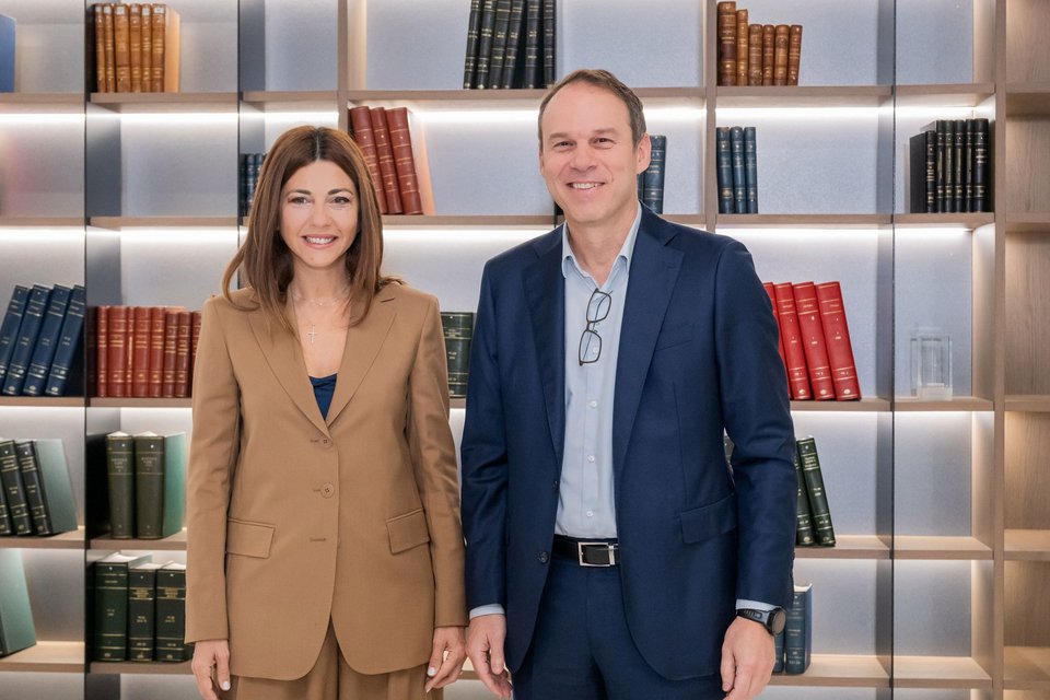 H Υπουργός Παιδείας, Σοφία Ζαχαράκη μαζί με τον Πρόεδρο και Διευθύνοντα Σύμβουλο του Ομίλου ΟΤΕ, Κώστα Νεμπή κατά τη συνάντησή τους για να συνομιλήσουν διαδικτυακά με μαθητές του Δημοτικού Σχολείου στο Σκεπαστό Καλαβρύτων.